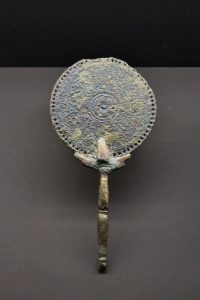 pieza de espejo de bronce del yacimiento de lucentum en alicante