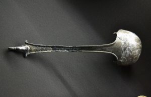 cuchara de metal del yacimiento de lucentum en alicante